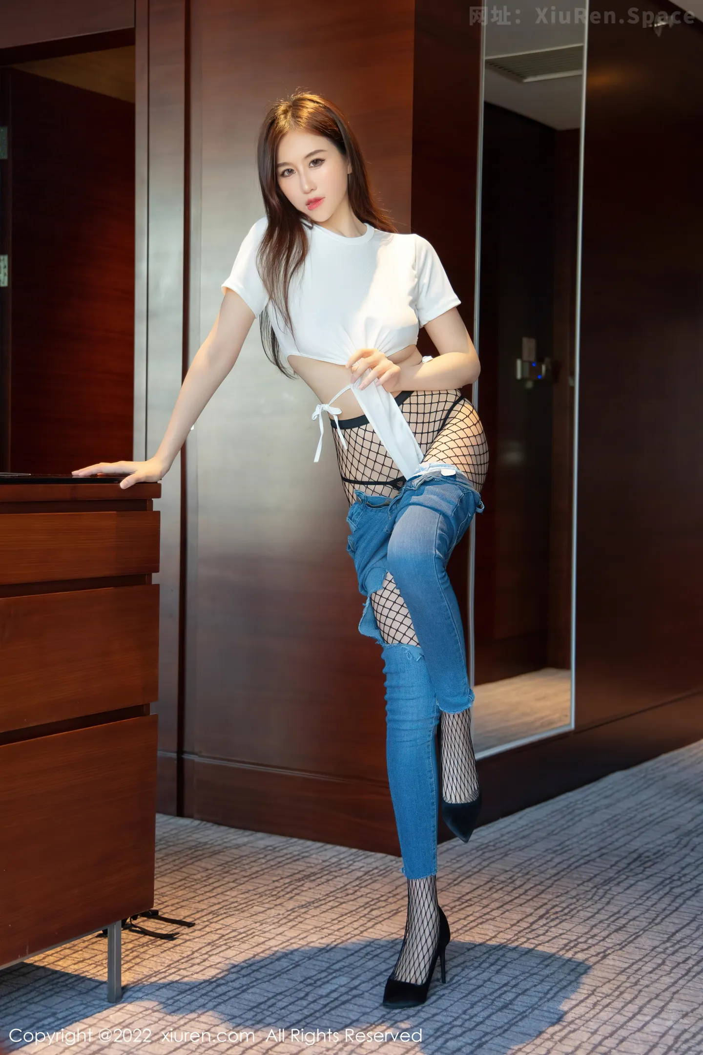 图片[6]-[XiuRen秀人网]VOL.4481 模特月音瞳白色连体衣配牛仔裤半脱露黑丝网袜秀美腿性感写真93P-秀人网官方网站